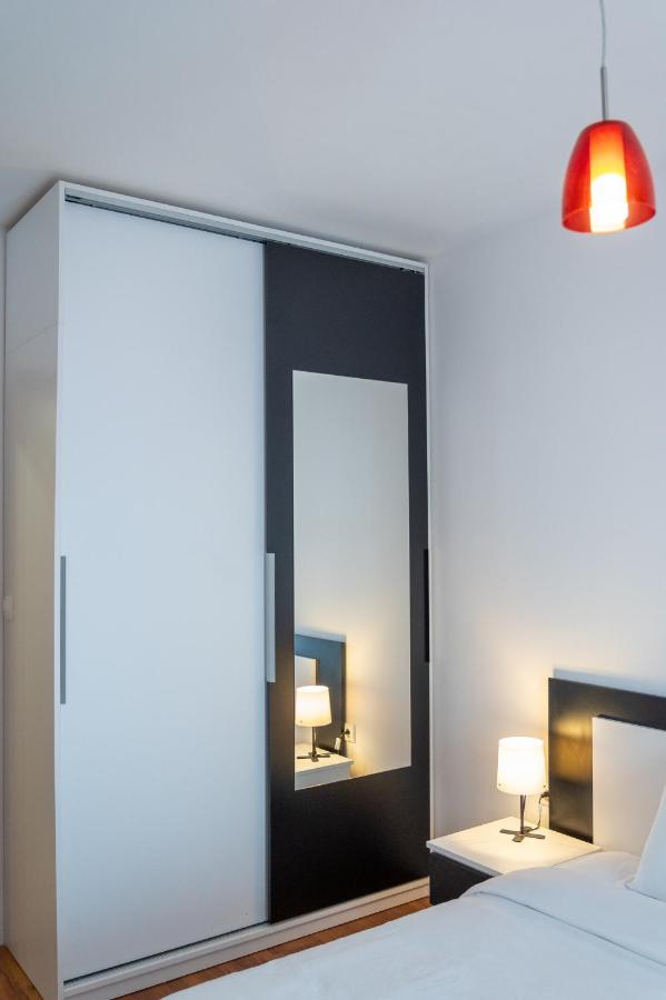 Sunny 1bdr Near Center Apartment *