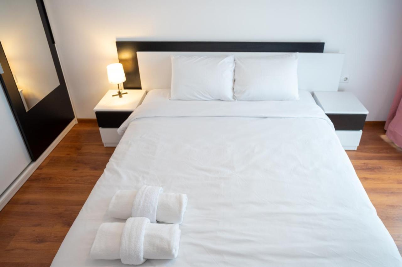 Sunny 1bdr Near Center Apartment *