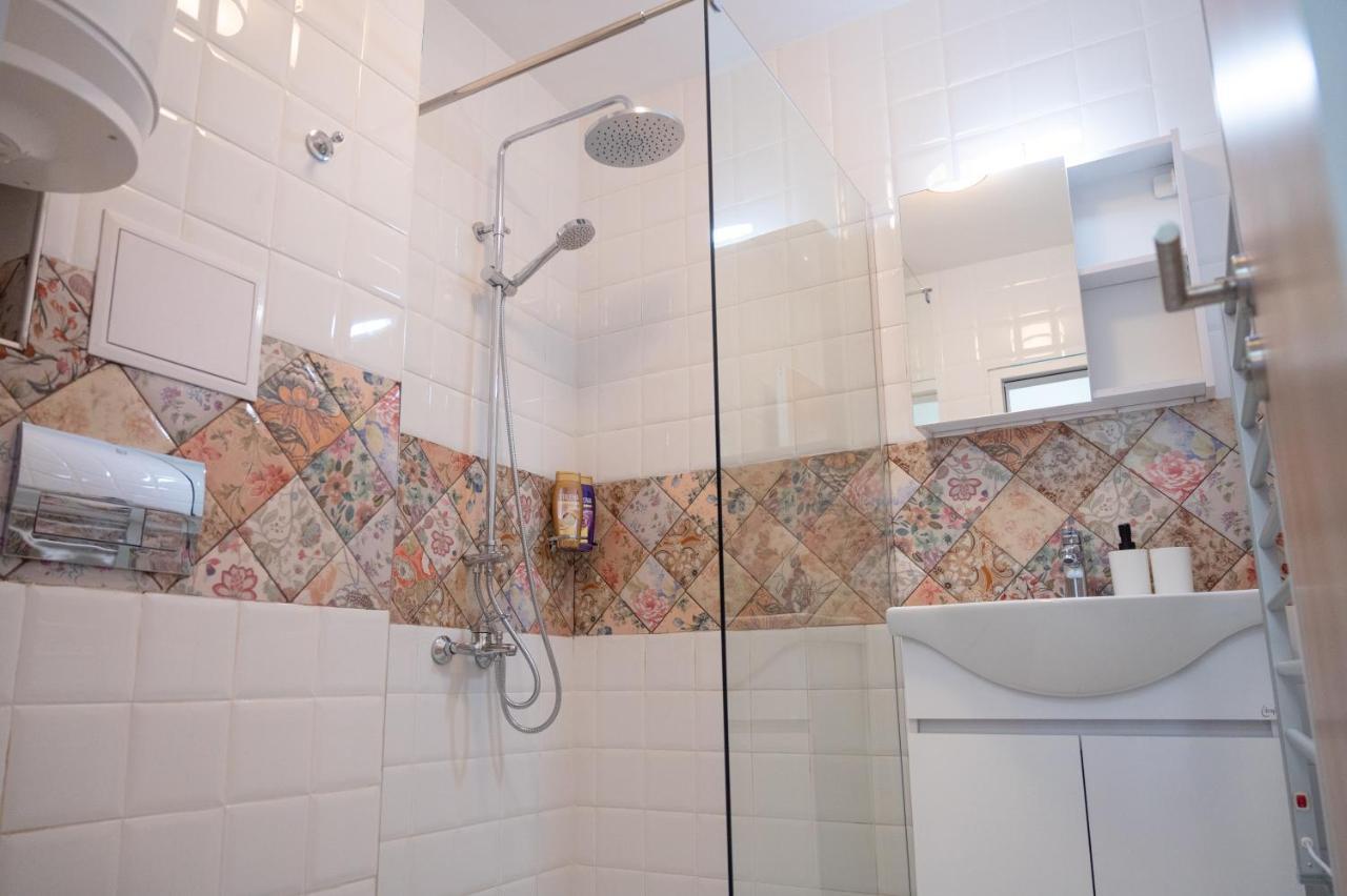 Sunny 1bdr Near Center Apartment *