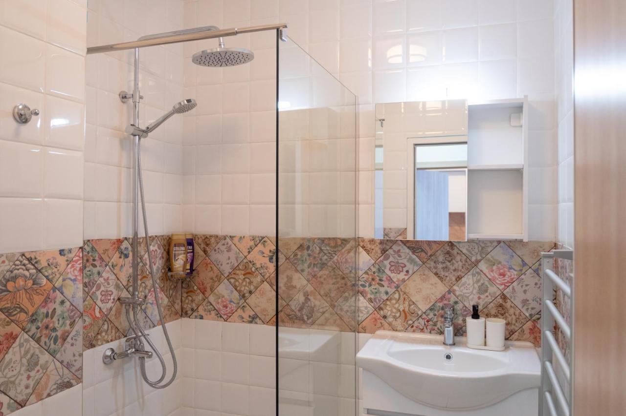 Sunny 1bdr Near Center Apartment *